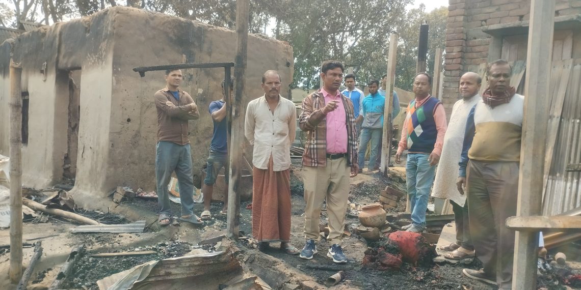 বীরগঞ্জে ১৫ পরিবারের ২৮টি ঘর পুড়ে গেছে