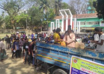 সাতক্ষীরায় টিসিবির পণ্য কিনছেন ক্রেতারা