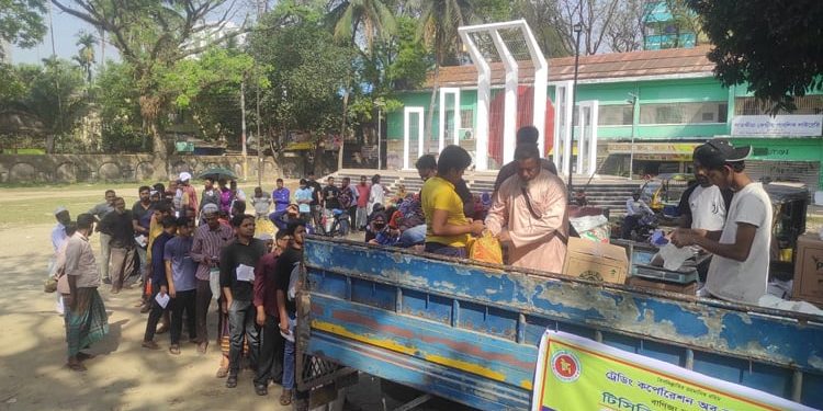 সাতক্ষীরায় টিসিবির পণ্য কিনছেন ক্রেতারা