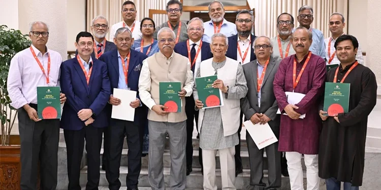 প্রধান উপদেষ্টার কাছে শ্রম সংস্কার কমিশনের প্রতিবেদন জমা